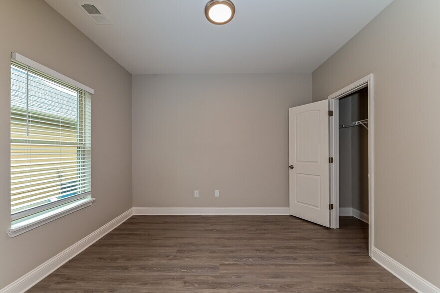 Building Photo - 5084 Summerview Ln