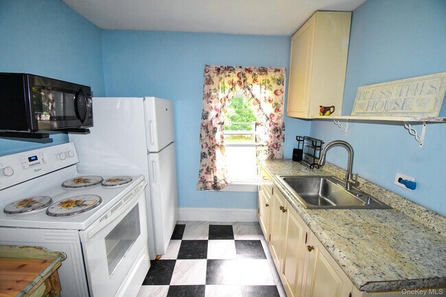 Building Photo - 376 Terryville Rd