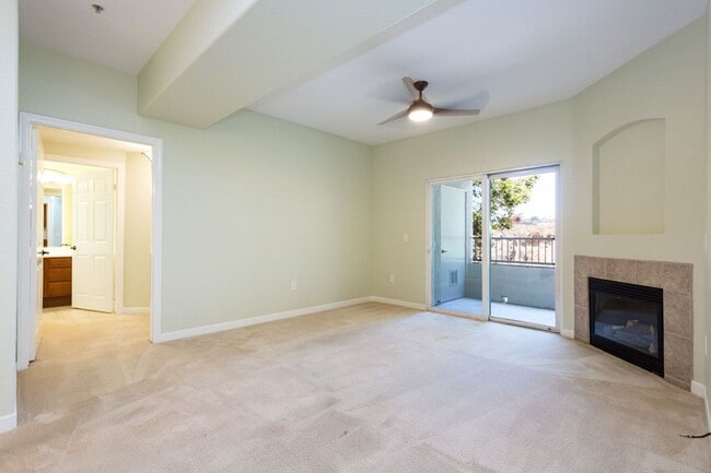 Building Photo - Lovely single-story condo in the community...