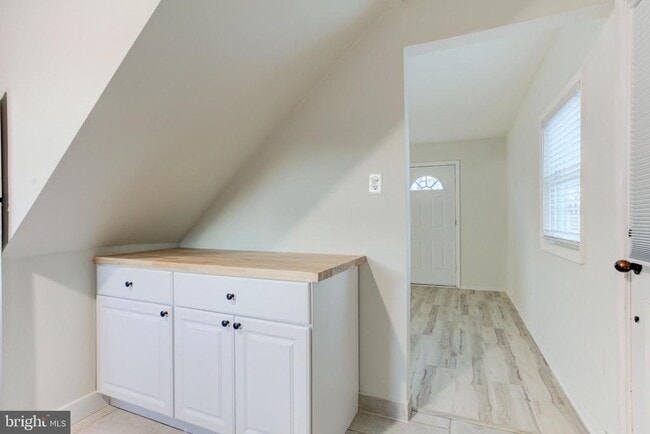 Building Photo - 121 Cabbel Dr