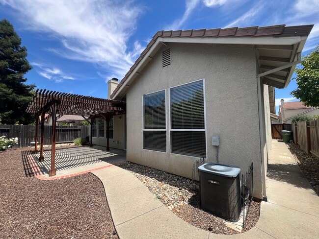 Building Photo - Spacious Single Story 3 Bd, 2 Ba Home in S...
