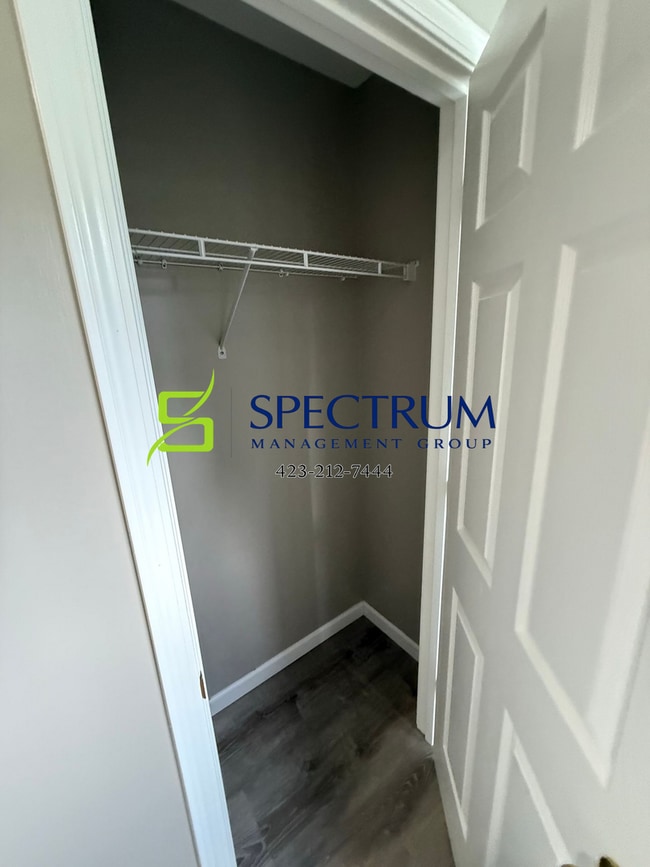 Building Photo - 2 Bedroom 1.5 Bath duplex with basement garage.
