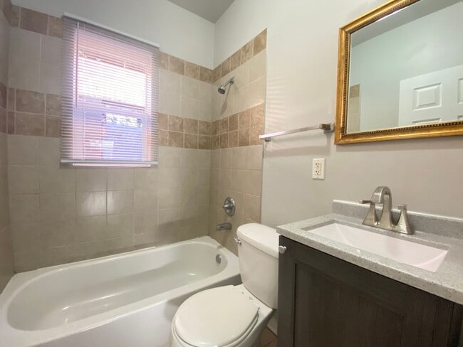 Building Photo - 3 Bed Home Available NOW