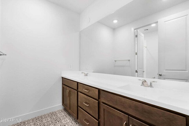 Building Photo - Luxurious Condo in Sterling Grove