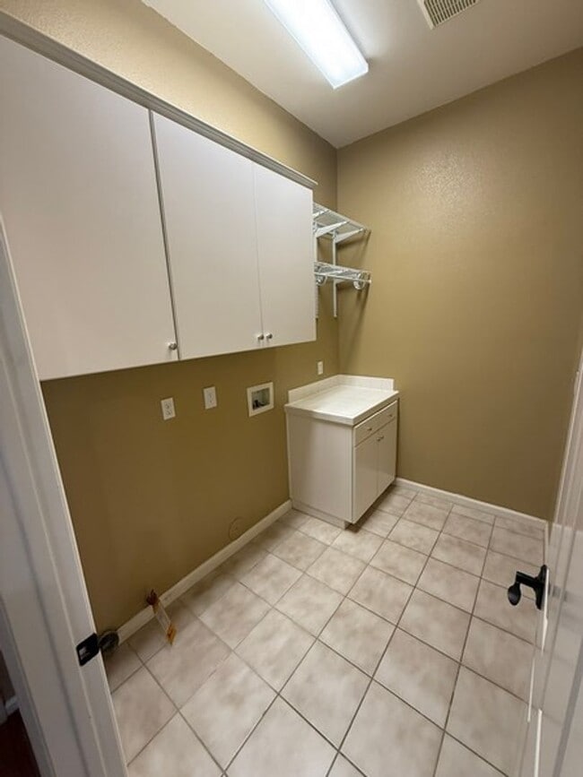 Building Photo - Gorgeous turn key 3 bedroom house