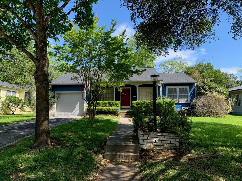 Shaded front yard with large trees - 309 Irvington Dr