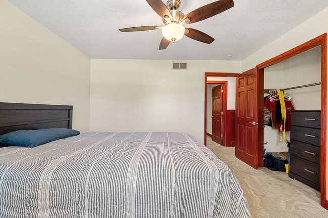 Building Photo - Large Home on Almost 2 Acres!