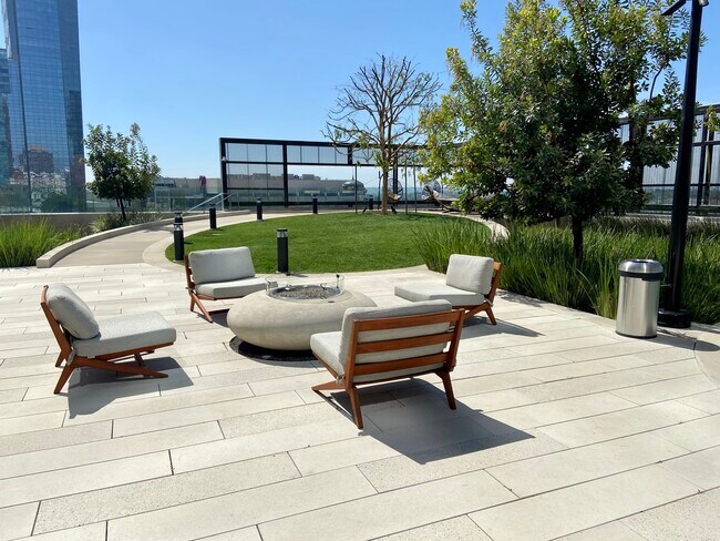 Building Photo - 889 Francisco St