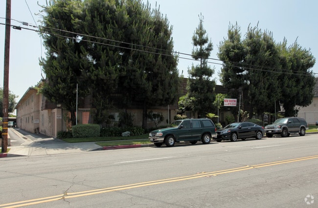 Building Photo - Pine Crest Apartments