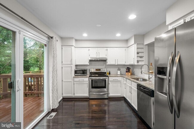 Building Photo - 18005 Sunset Lake Ct