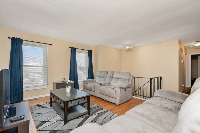 Building Photo - 572 Oswego Dr