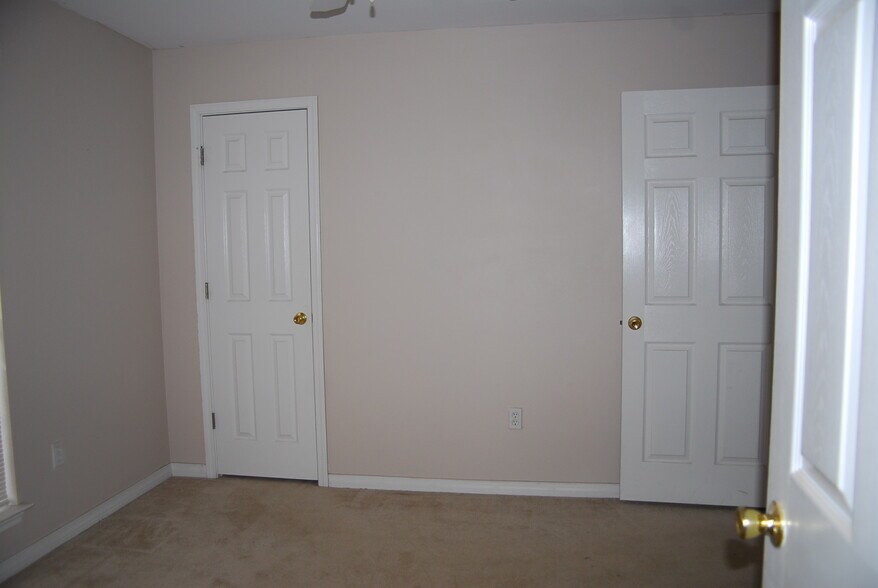 Building Photo - 17336 Meadowbrook Dr