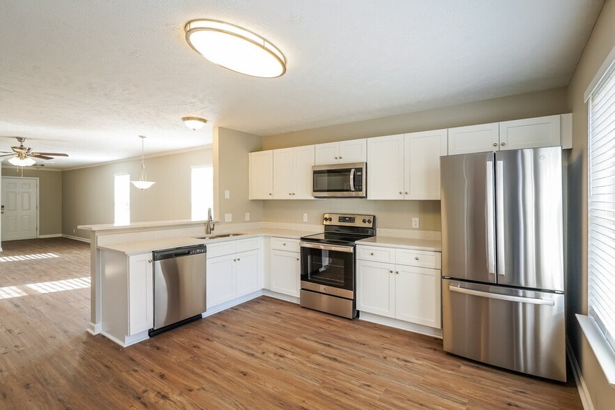 Building Photo - 5125 Hickory Grove Dr