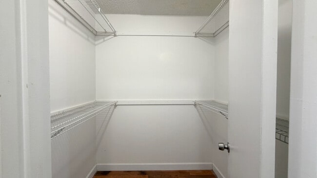 Building Photo - 5523 Westbrook Dr