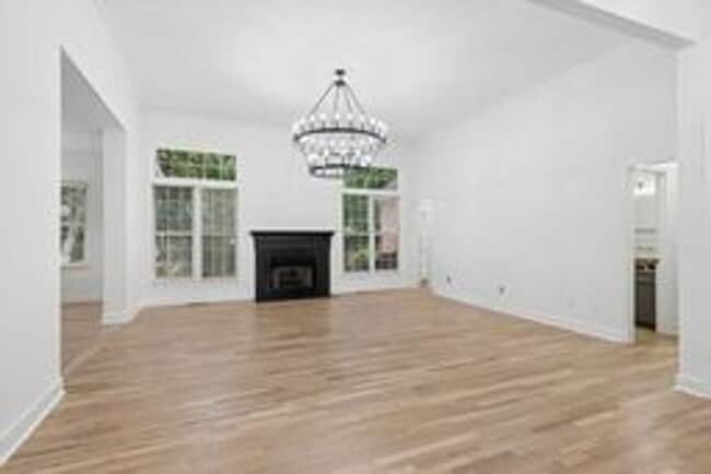Building Photo - Beautiful Brentwood Home with Inground Pool on Quiet Cul-de-Sac