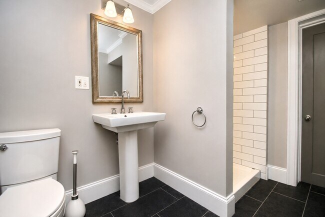 Building Photo - 16 Lingard St