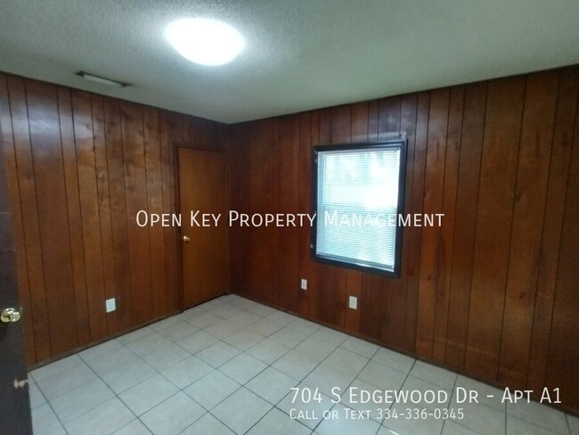 Building Photo - 704 S Edgewood Dr