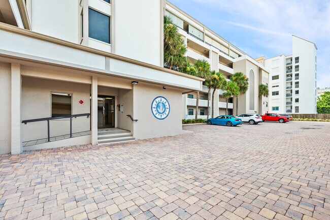 Building Photo - 995 N Hwy A1A