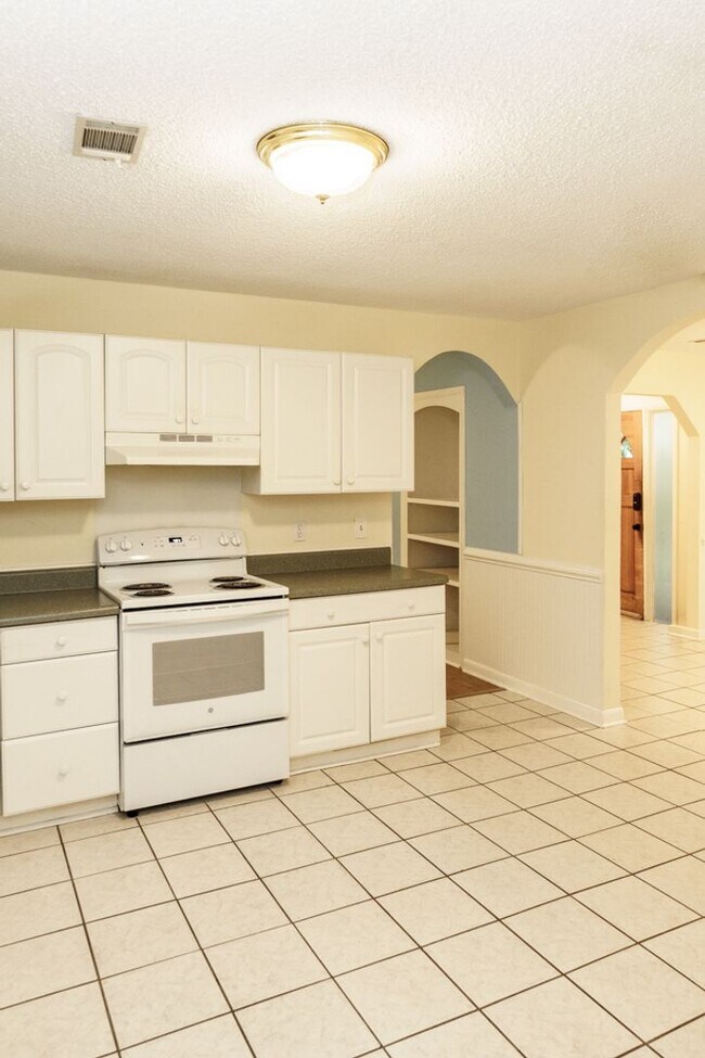 Building Photo - Beautiful 4 bedroom in the heart of Mossy ...