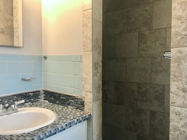 Building Photo - Nice House Close to Shopping & Entertainment