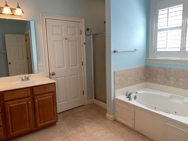Building Photo - 606 Trillium Ct