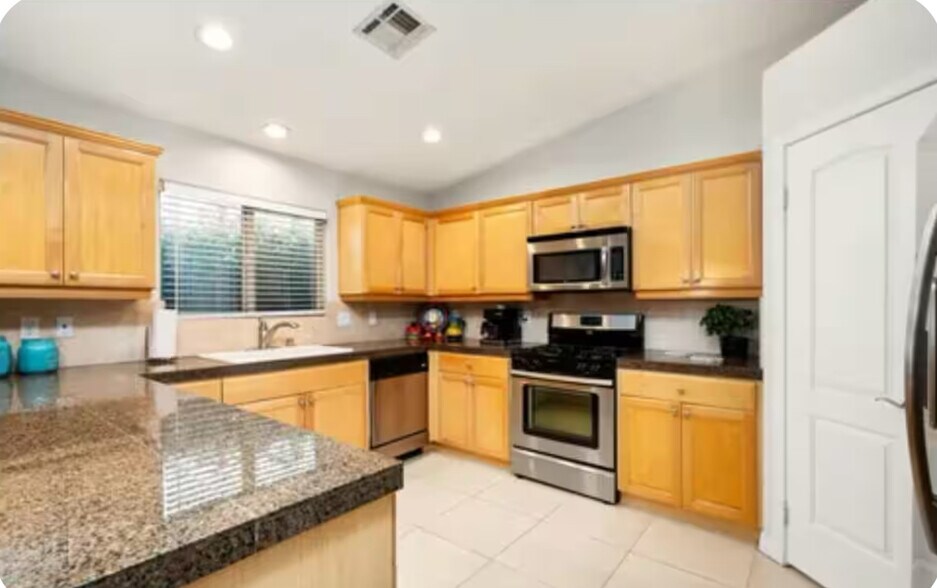 Building Photo - 53220 Avenida Navarro