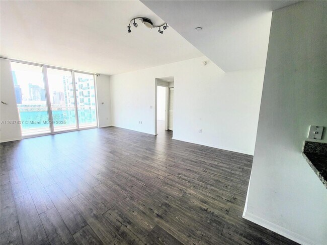 Building Photo - 950 Brickell Bay Dr