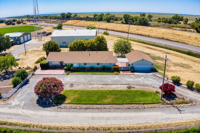 Building Photo - Beautiful 3 Bed / 2 Bath  on 1.8 Acres Ple...