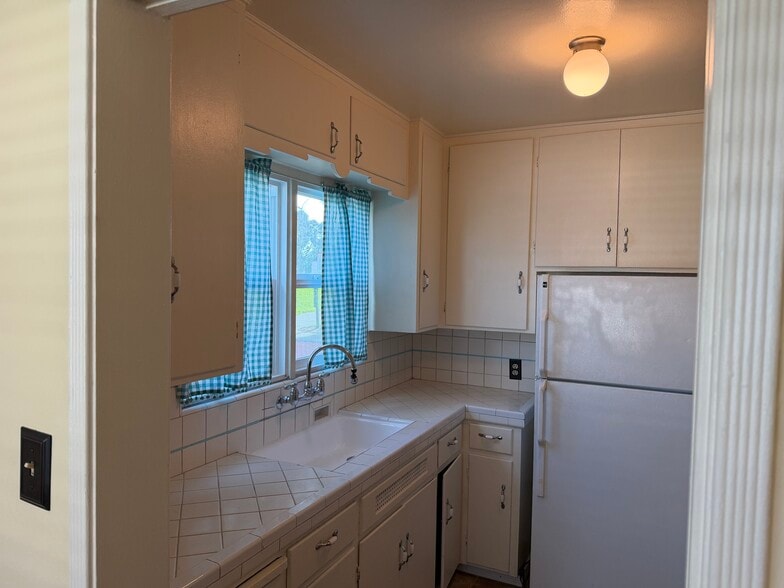 Building Photo - 248 Glover Ave