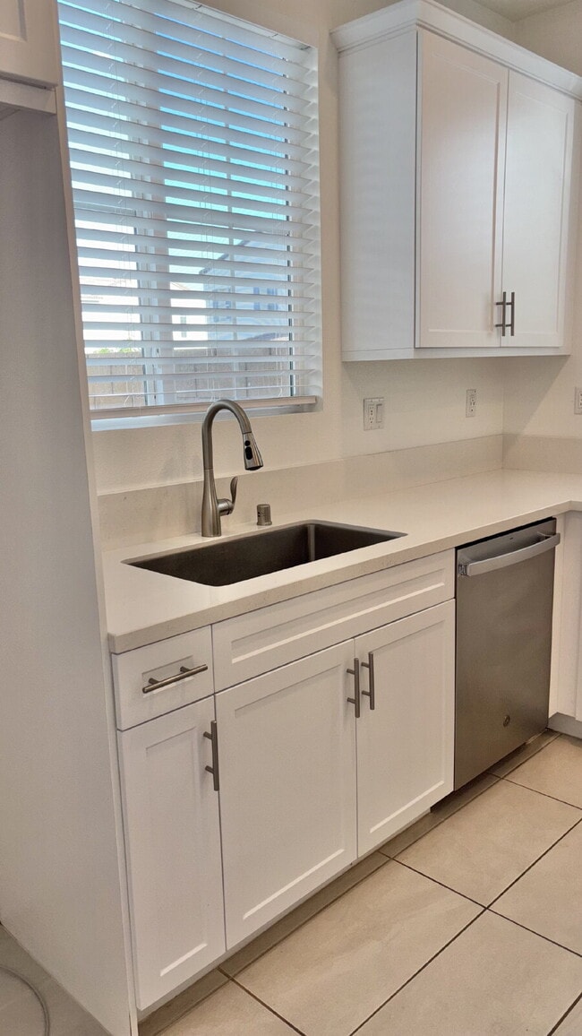 Building Photo - 4 Bedrooms Available University Park