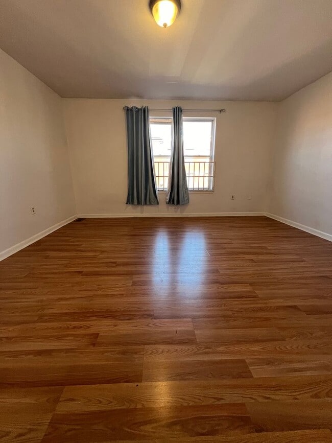 Building Photo - Stunning 4-Bedroom Townhome with Parking Spot Near Temple University! Available August 2026!