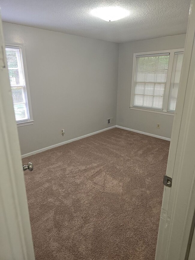 Building Photo - 2 bedroom 1 bath duplex off of Broad River Rd