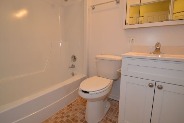 Building Photo - 6954 N Sheridan Rd