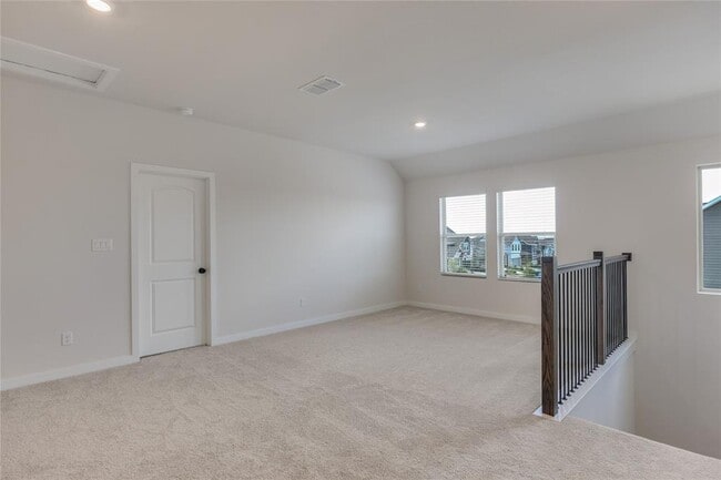 Building Photo - 261 Crater Lk Dr