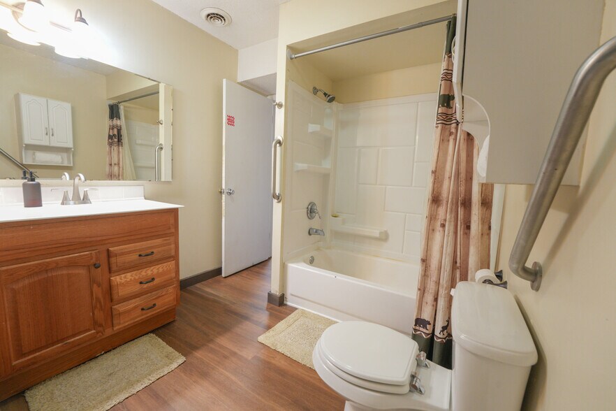 Building Photo - 425 Hemlock Ln