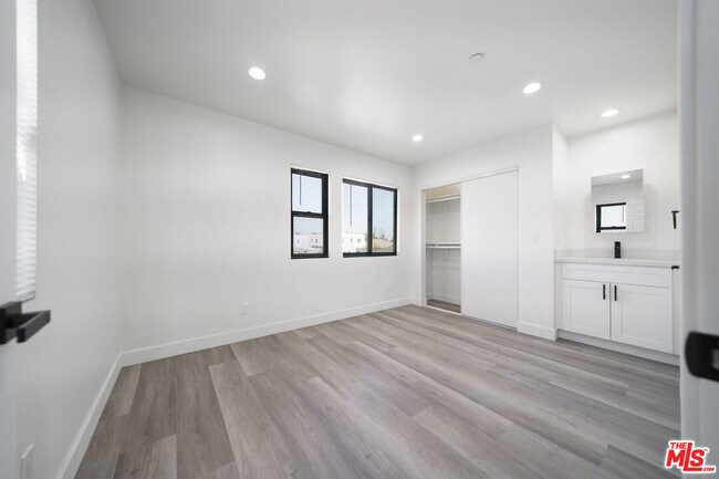 Building Photo - 4110 Normandie Ave