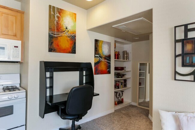 Building Photo - 3170 Levante St