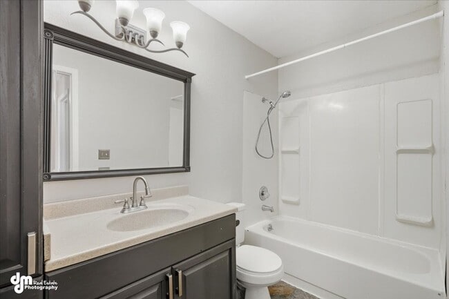Building Photo - Charming 2BD/1BA Condo