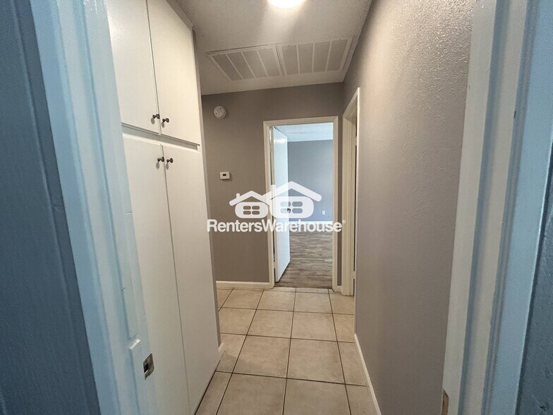 Building Photo - 3969 Green Leaf Dr