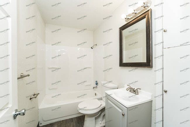 Building Photo - 6350 Meadowbrook Rd