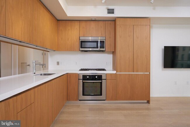 Building Photo - 925 H St NW