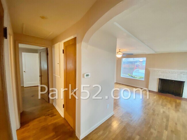 Building Photo - Tacoma Single Family 2 Bedroom 1 Bath With...