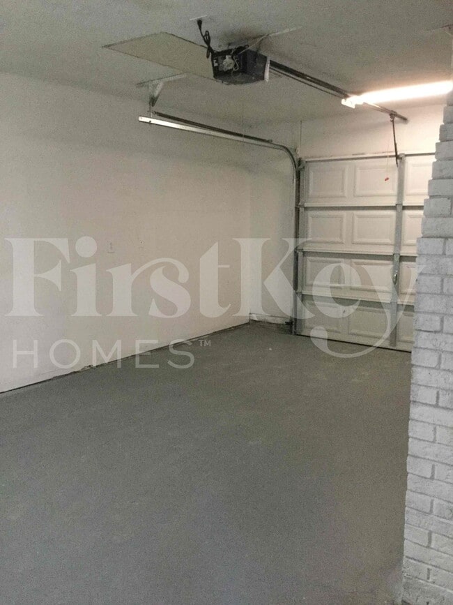 Building Photo - 5800 Old Meadow Rd