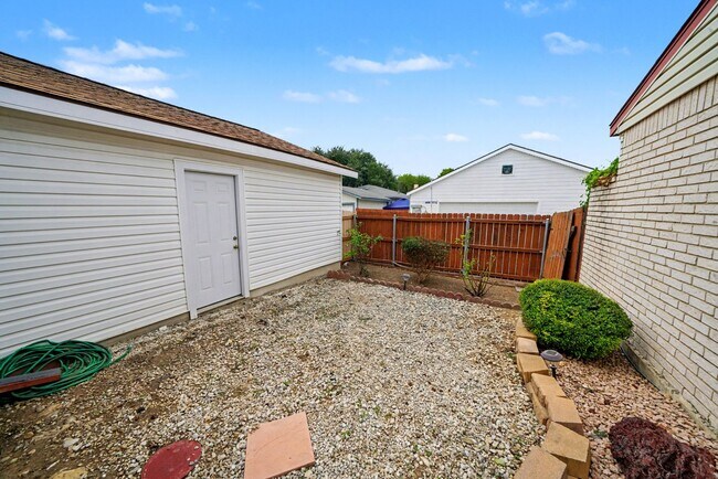 Building Photo - Charming 3-bed, 2-bath home in Universal C...
