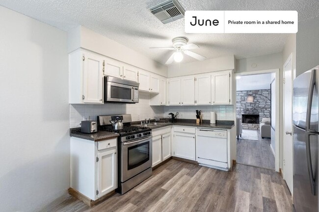 Building Photo - 5402 Brompton Cir
