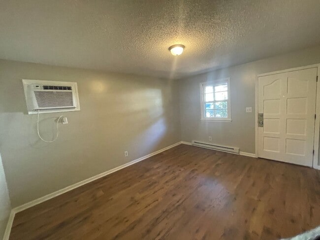 Building Photo - Renovated 3 bedroom 1 bathroom house