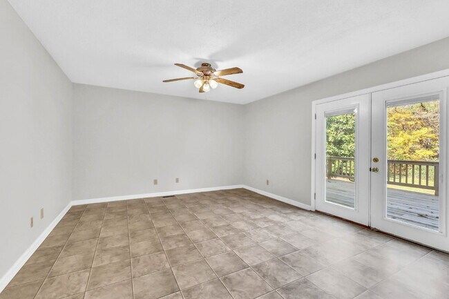 Building Photo - Spacious 3 Bedroom and 2.5 Bathroom