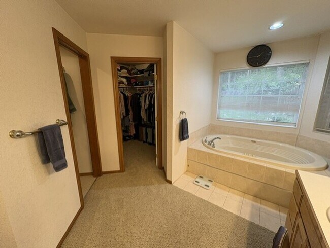 Building Photo - Relax and Unwind in This Beautiful Gig Harbor Rental