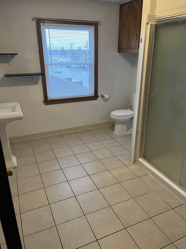 Bathroom - 1422 E State St