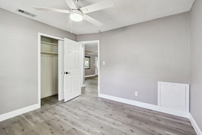 Building Photo - 528 Manor Dr